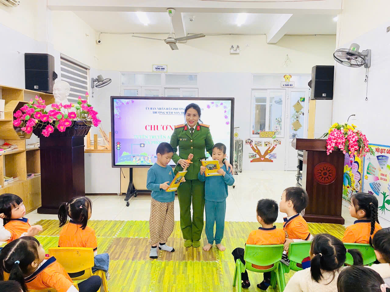 Công an phường Hồng Bàng tuyên truyền TTATGT, PCCC và tổ chức hoạt động đón Tết cho trẻ mầm non